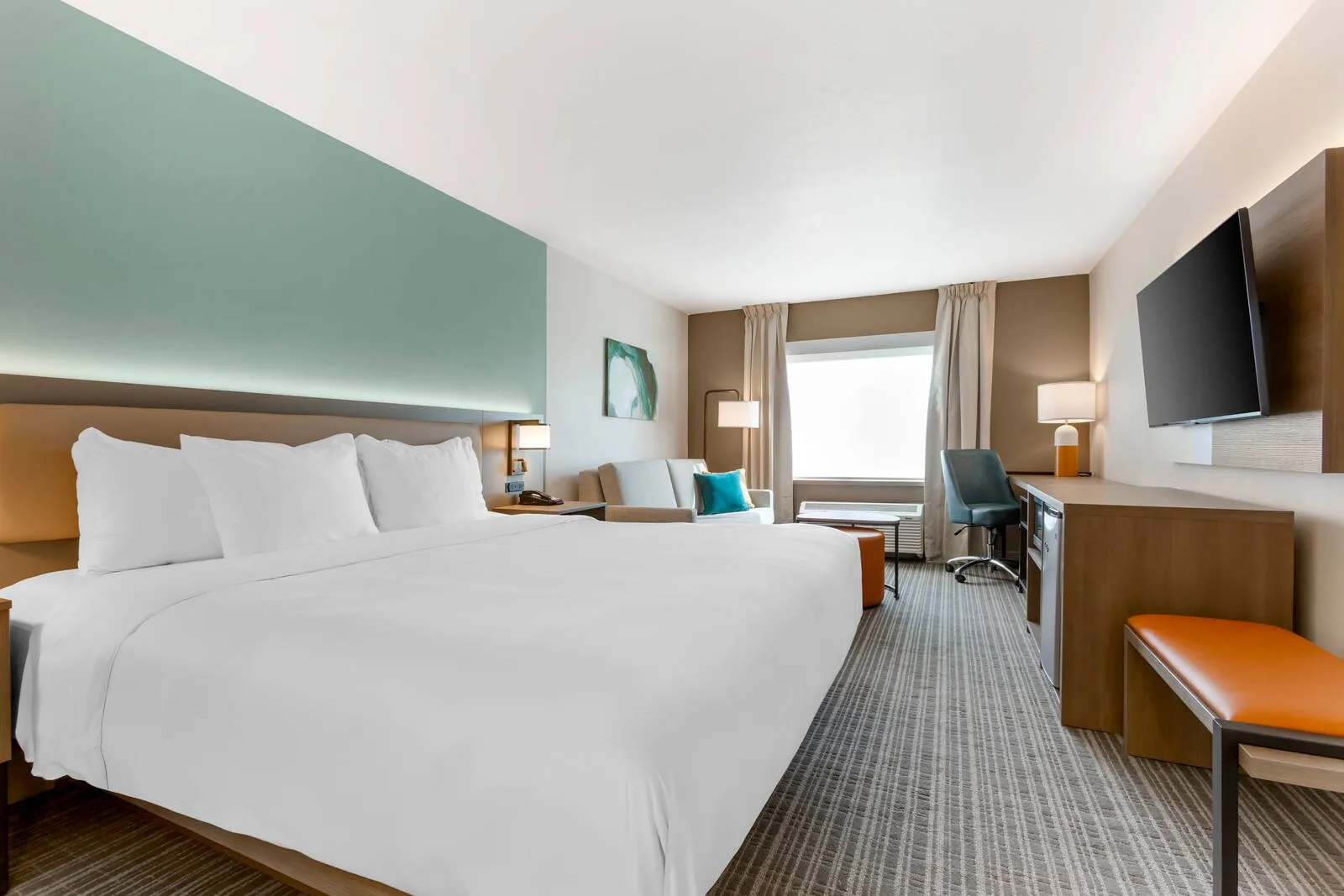 King room at the Comfort Suites
